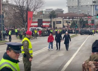 Rifat Jashari nderohet me brohoritje e duartrokitje gjatë parakalimit të FSK-së dhe Policisë