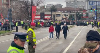 Info Shqip: Rifat Jashari nderohet me brohoritje e duartrokitje gjatë parakalimit të FSK-së dhe Policisë