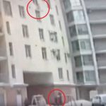 Ra nga dritarja e katit të 7-të, emigranti pret mrekullisht të miturin! Shpëtojnë të dy (VIDEO)