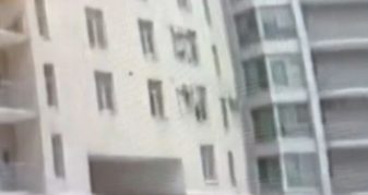 Info Shqip: Ra nga dritarja e katit të 7-të, emigranti pret mrekullisht të miturin! Shpëtojnë të dy (VIDEO)