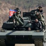 Vetëm 13 vjeç, vajza e Kim Jong drejton tankun në shenjë force ushtarake