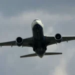 Info Shqip: Sulmi me dron pengon uljen e avionit me pasagjerë që largoheshin nga bombardimet në Dubai (VIDEO)