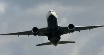 Info Shqip: Sulmi me dron pengon uljen e avionit me pasagjerë që largoheshin nga bombardimet në Dubai (VIDEO)