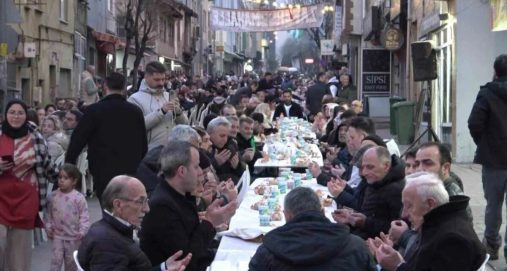 Info Shqip: Shqiptarët organizojnë iftar me 4500 persona në Turqi, tavolinat gjigante “pushtojnë” rrugët