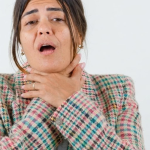 Info Shqip: Po ju merret fryma papritur dhe nuk mund të flisni? Ja çfarë nuk guxoni të bëni në këtë situatë