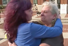 Moment prekës, vajza takohet me nënën e zhdukur pas 24 vitesh (VIDEO)