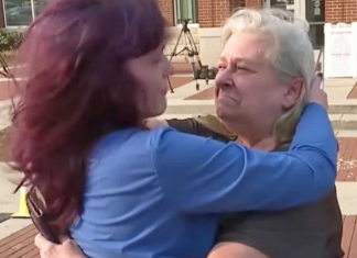 Moment prekës, vajza takohet me nënën e zhdukur pas 24 vitesh (VIDEO)