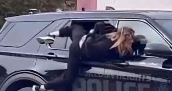 Info Shqip: Arratisje e pazakontë në SHBA, gruaja me pranga në duar del nga dritarja e makinës së policisë! Ia mbath me vrap