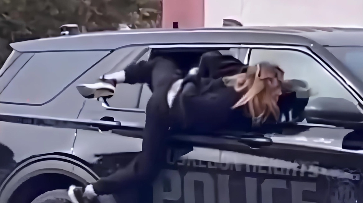 Arratisje e pazakontë në SHBA, gruaja me pranga në duar del nga dritarja e makinës së policisë! Ia mbath me vrap