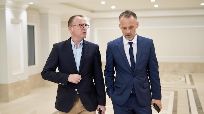 A mund të ulet me Arben Fetain  Ja çka thotë Arben Taravari