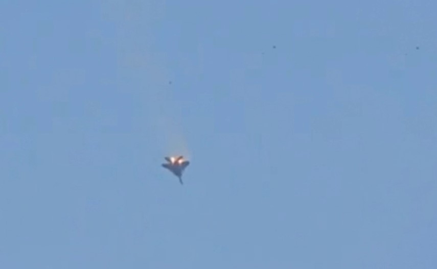 Avioni luftarak amerikan rrezohet në Kuvajt! Pamjet kur dy pilotët hidhen me parashutë (VIDEO)