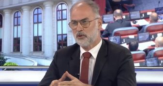 Info Shqip: Stoilkoviqi e bën të veten, sërish suspendon për herë të tretë administratorët shqiptarë