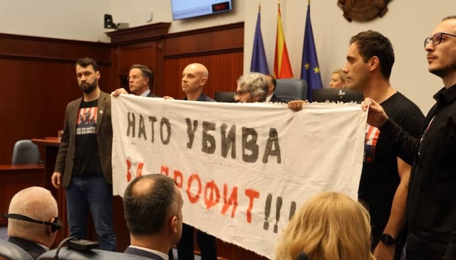 nato-vret-rute-u-prit-me-parulla-anti-nato-nga-disa-deputete-ne-kuvendin-e-maqedonise-video