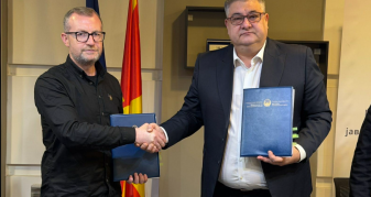 Info Shqip: Rritja e pagave dhe avancimi i të drejtave të të punësuarve: Ministri i Administratës Publike nënshkroi Marrëveshje Kolektive