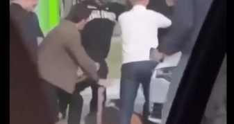 Info Shqip: Momenti i rrahjes së gazetarit Burim Pacolli nga Mossi me dy të tjerë (VIDEO)