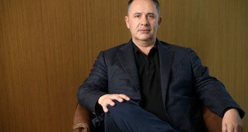 Info Shqip: ‘Forbes’: Samir Mane shton 300 milionë $ pasuri, ngjitet në 1.8 miliardë