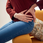 Info Shqip: Ushtrimi i pazakontë që qetëson dhimbjen në shpinë dhe nyje