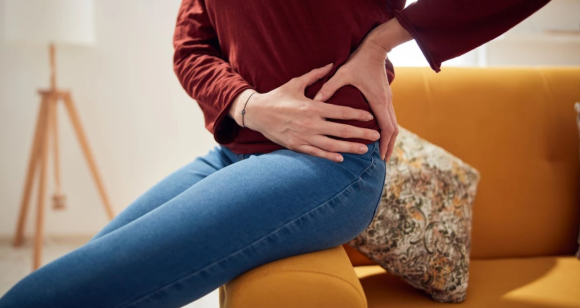 Info Shqip: Ushtrimi i pazakontë që qetëson dhimbjen në shpinë dhe nyje