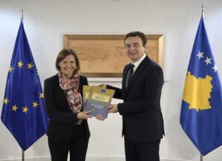 Shefja e BE-së në Kosovë i prezanton Kurtit raportet për zgjedhjet