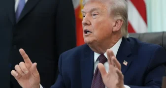 Info Shqip: Trump: Irani po rrënohet financiarisht, prandaj kërkojnë hapjen e Hormuzit