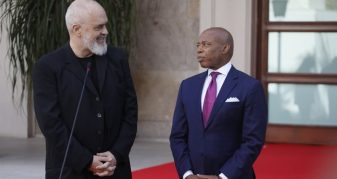 Info Shqip: Ish-kryebashkiaku i New York, Eric Adams merr shtetësinë shqiptare