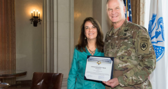 Info Shqip: Kush është ish-gjenerali amerikan i propozuar nga Donald Trump për ambasador në Shqipëri