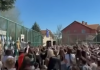 Kumanovë, keqpërdoren nxënësit, këndojnë këngën “Maksim Dimitrievski” (VIDEO)
