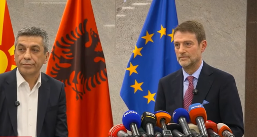 Info Shqip: Ferit Hoxha krah Izet Mexhitit: S’ka asnjë tymnajë që mund të hyjë mes nesh si vëllezër (VIDEO)