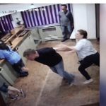 Info Shqip: Gruaja e rrah burrin në mes të bastores në Sanxhak, teksa ai po mbushte një tiketë me “loja të sigurta” (VIDEO)