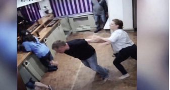 Info Shqip: Gruaja e rrah burrin në mes të bastores në Sanxhak, teksa ai po mbushte një tiketë me “loja të sigurta” (VIDEO)