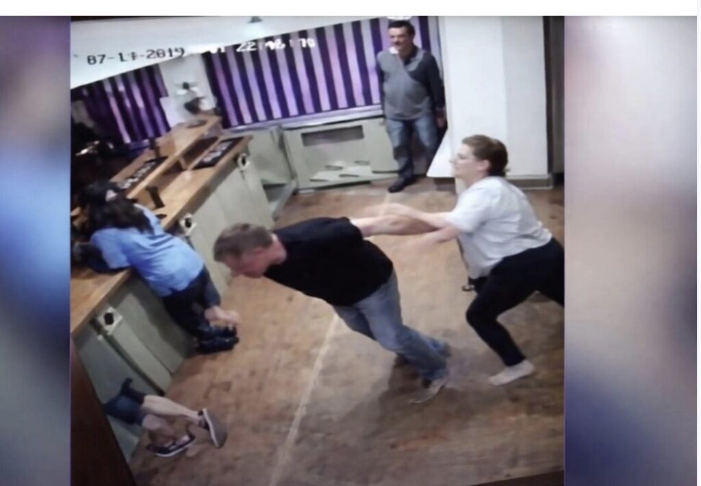 Gruaja e rrah burrin në mes të bastores në Sanxhak, teksa ai po mbushte një tiketë me “loja të sigurta” (VIDEO)