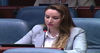 Info Shqip: Ndërpritet mbledhja në Parlament, Ilire Dauti kërkon respektim të gjuhës shqipe!