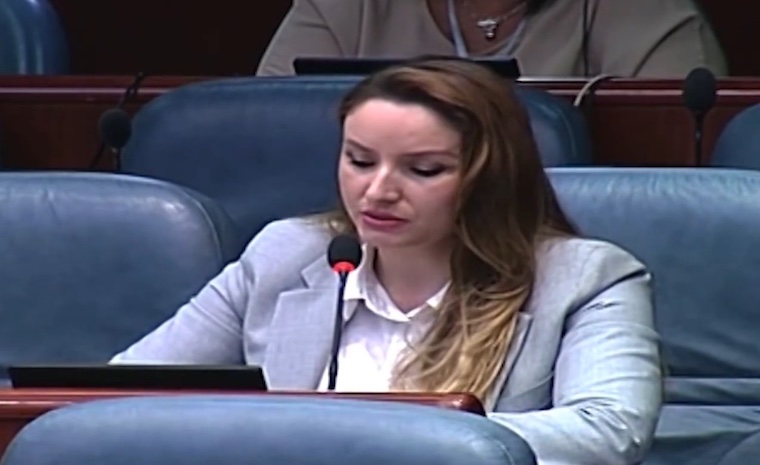 Ndërpritet mbledhja në Parlament, Ilire Dauti kërkon respektim të gjuhës shqipe!