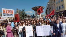 Info Shqip: “Do të kthehemi përsëri!”, Studentët dërgojnë mesazh të fortë Fillkovit për provimin e jurisprudencës