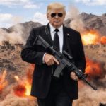 Në një foto me mitraloz dhe bomba, Trump mesazh Iranit: Regjimi duhet të marrë masa, nuk ka më djalë të mirë