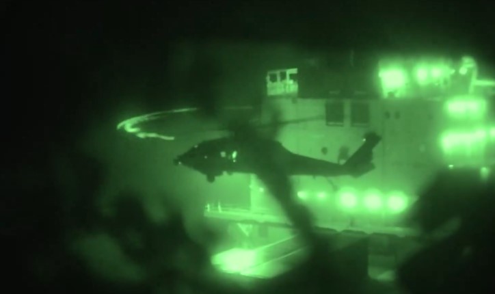 Momenti kur Marina Amerikane sulmon anijen me flamur iranian (VIDEO)