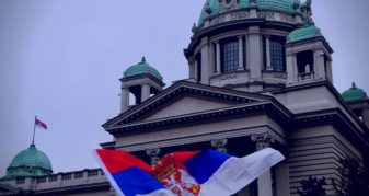 Info Shqip: BE gati të pezullojë ndihmën prej 1.5 miliardë eurosh për Serbinë, shkak lidhjet me Rusinë