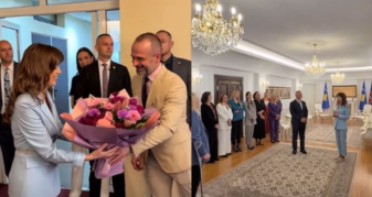 Info Shqip: Haxhiu pritet me lule në Presidencë, nis detyrën si ushtruese e presidentes