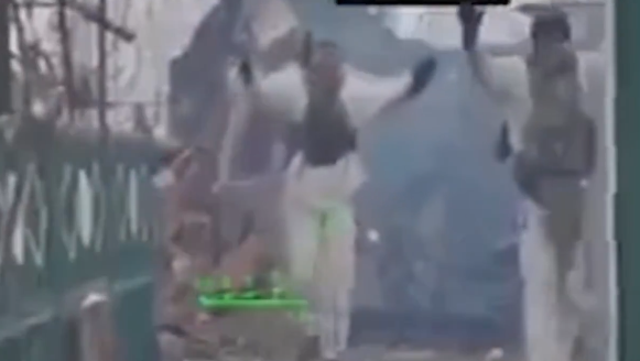 Pa u shkrepur asnjë plumb, momenti kur 2 ushtarë rusë i dorëzohen robotit ushtarak ukrainas (VIDEO)