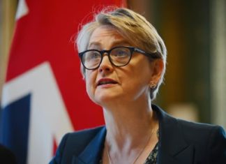 Britania refuzon vendosjen e taksave për Ngushticën e Hormuzit: Irani nuk mund të “rrëmbejë” rrugën tregtare