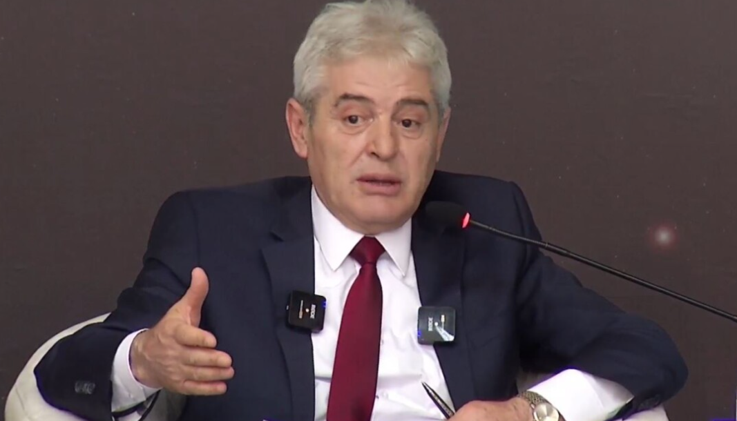 Samiti i diasporës në Tiranë: Kur Ali Ahmeti sulmon fenë për pikë politike!