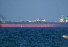 Anijet e lidhura me Iranin ndjekin një rrugë të re drejt Gjirit, trafiku në Hormuz ngadalësohet