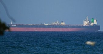 Info Shqip: Anijet e lidhura me Iranin ndjekin një rrugë të re drejt Gjirit, trafiku në Hormuz ngadalësohet