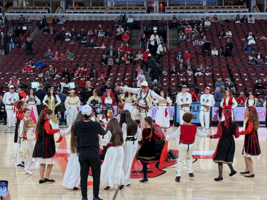 Kënga dhe vallja shqipe jehoi në NBA në Çikago