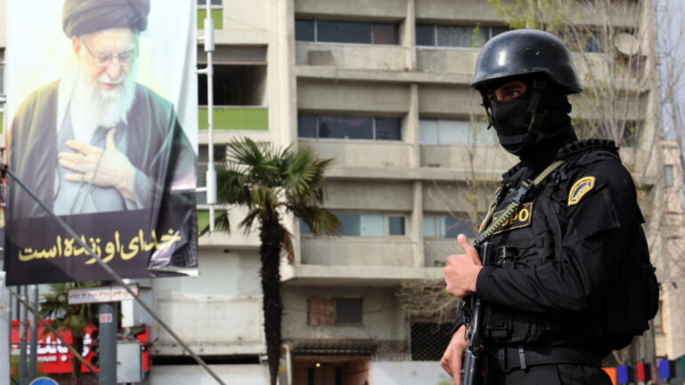 Garda Revolucionare iraniane kërcënon vendet e Gjirit: Do t’ju shkatërrojmë rafineritë