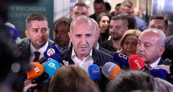 Info Shqip: Nga ushtarak dhe pilot luftarak në kryeministër, kush është Rumen Radevi pro-rusi që fitoi zgjedhjet në Bullgari