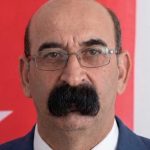 Politikani turk bëhet viral me mustaqet e tij: “Askush nuk mund t’ia lexojë buzët”