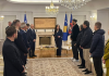 Presidentja Osmani dekoron Përfaqësuesen e Kosovës me Medaljen Presidenciale të Meritave