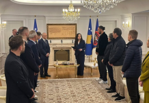 Presidentja Osmani dekoron Përfaqësuesen e Kosovës me Medaljen Presidenciale të Meritave