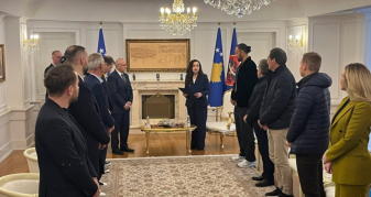 Info Shqip: Presidentja Osmani dekoron Përfaqësuesen e Kosovës me Medaljen Presidenciale të Meritave